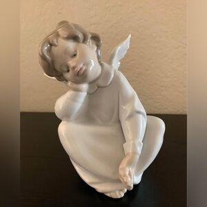 Llardro Figurine #4961 - Dreaming Angel